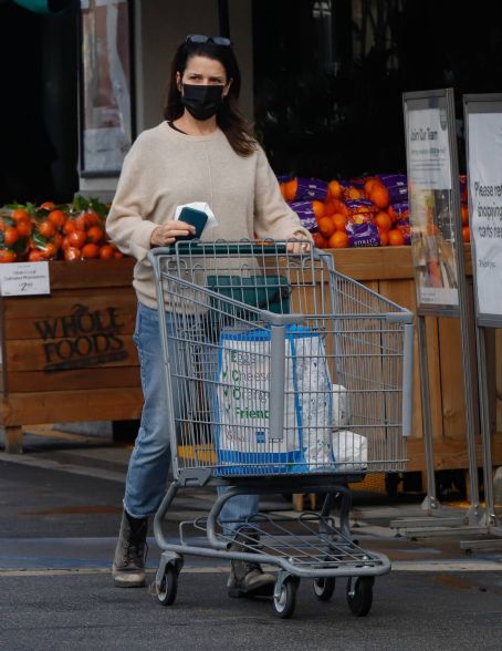 Neve Campbell – Seen with her husband at Whole Foods in Los Angeles