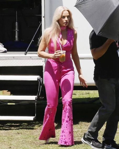 Margot Robbie – Filming ‘Barbie’ in Los Angeles