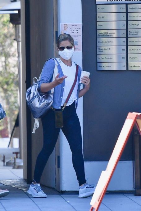 Sarah Michelle Gellar – Leaves an outside exercise class in Brentwood ...