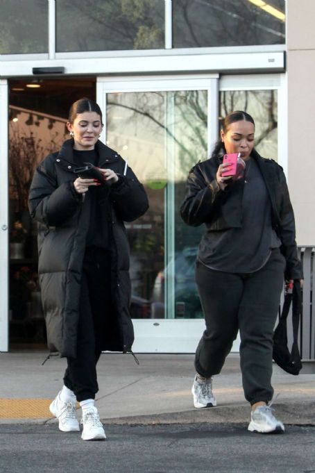 Kylie Jenner – Shopping with Jordyn Woods at Apricot Lane Farms in Calabasas