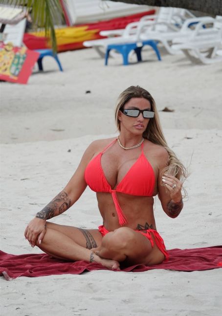 Katie Price – Seen on the beach in Thailand