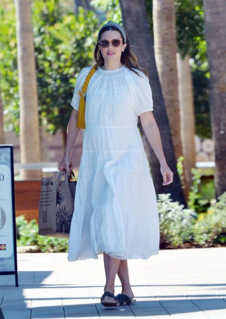 Mandy Moore – Shopping in Los Angeles