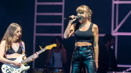 Taylor Swift – Perform at the Haim concert in London