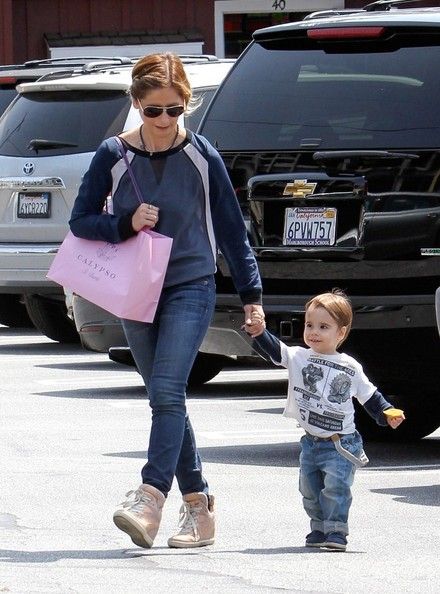 Sarah Michelle Gellar Stops To Grab Some Lunch With Her Son Rocky In