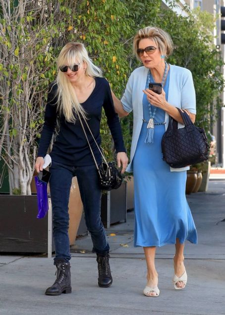 Anna Faris – Has lunch with a friend at E Baldi in Beverly Hills