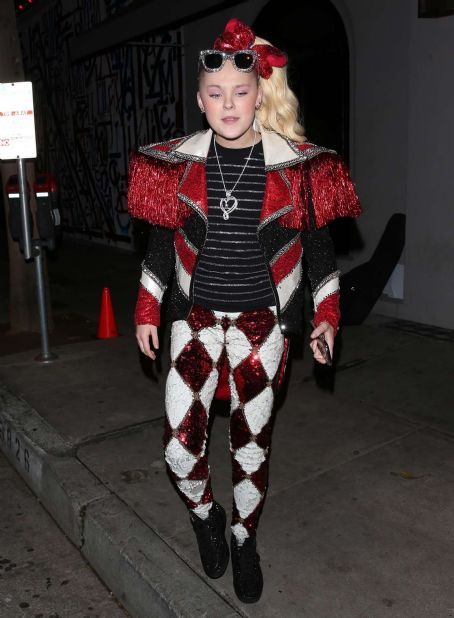 Jojo Siwa in extravagant outfit to dinner at Craigs in West Hollywood