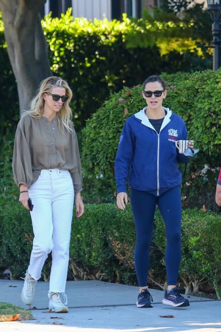 Jennifer Garner – Morning walk with a friend In Santa Monica