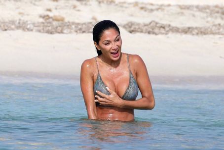 Nicole Scherzinger – On a mud bath in Formentera