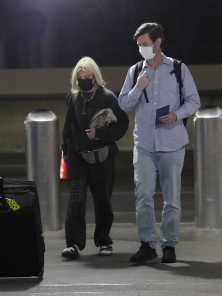 Tori Spelling – Seen flying out of Los Angeles on Sunday - FamousFix