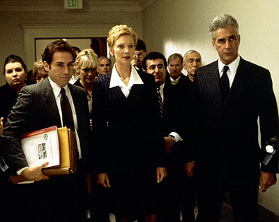 The Contender - Senator Laine Hanson (Joan Allen, center), accompanied by her communications director Lewis Hollis (Mike Binder, left), the White House communications director Jerry Toliver (Saul Rubinek, center right) and White House Chief of Staff Kermit Newman (Sam El