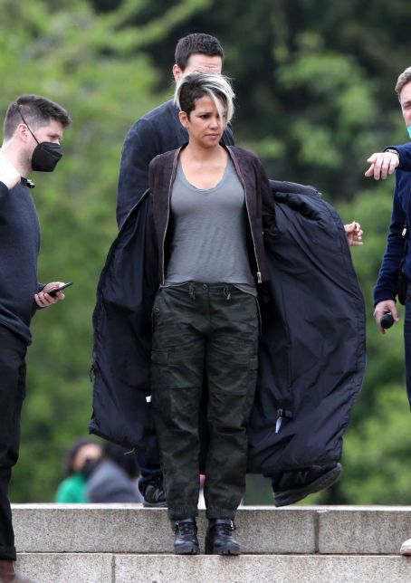 Halle Berry – Seen in Hyde Park on the set of ‘Our Man From Jersey’ in London