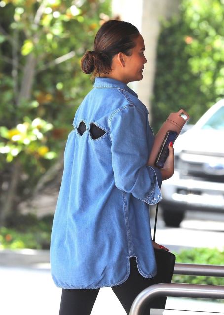 Chrissy Teigen – Seen arriving for a Pilates class in Beverly Hills