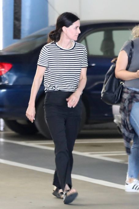 Courteney Cox – Arrive at a business office in Beverly Hills