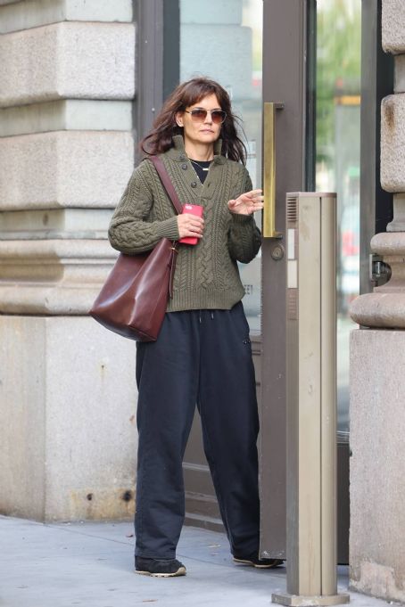 Katie Holmes – Heading into an office building afternoon in New York