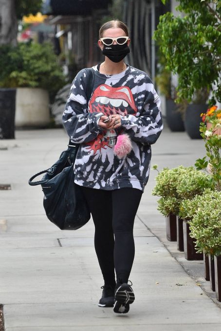 Melanie Wozniak – Spotted at a local farmers market in Studio City
