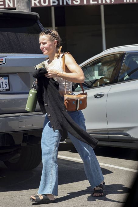 Kristen Bell – Seen going to her dermatologist appointment in Los Angeles