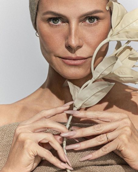 Heidi Klum - Vogue Magazine Pictorial [Greece] (April 2023