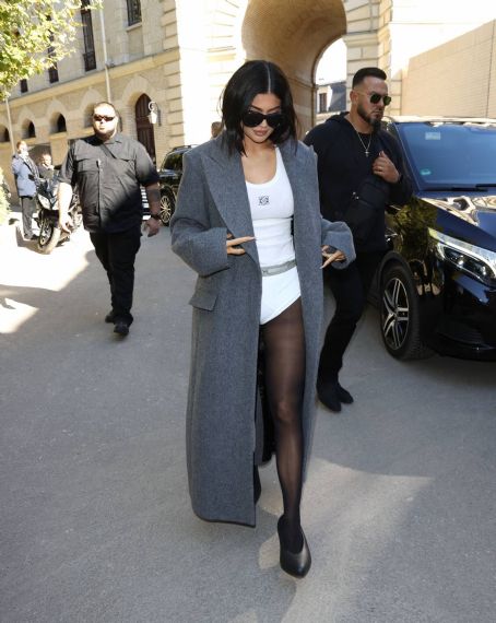 Kylie Jenner – Loewe SS’23 fashion Show in Paris