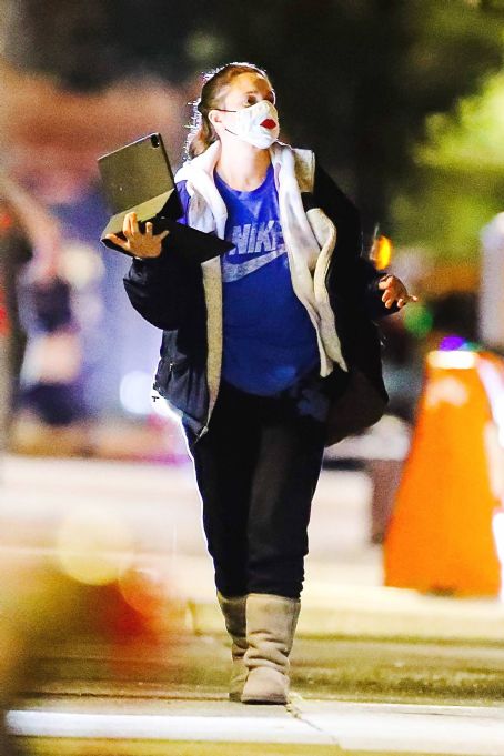 Drew Barrymore – Walks through Central Park in New York
