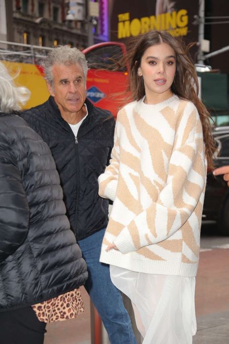 Hailee Steinfeld – Out in NYC | Hailee Steinfeld Picture #99526460