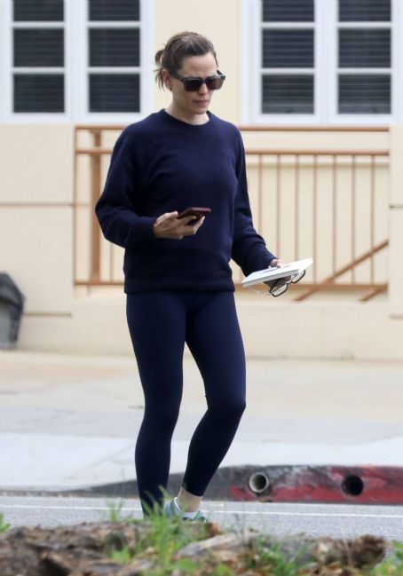 Jennifer Garner – Spotted at morning jog in Santa Monica