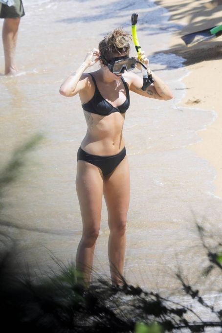 Miley Cyrus – With Mother Tish and Stepfather Dominic is enjoying her vacation in Hawaii