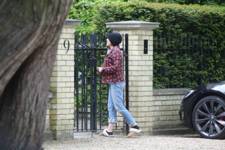 Sadie Frost – Heads to Jude Law’s house in London