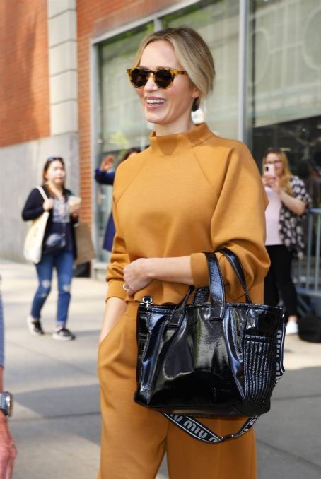 Emily Blunt – Arrive at the Drew Barrymore show in New York