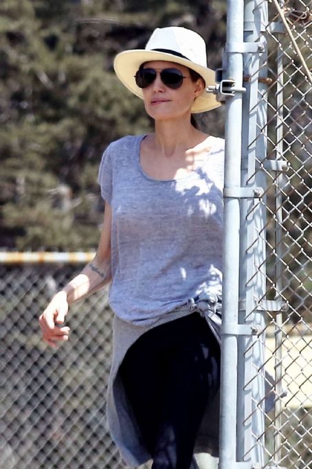 Angelina Jolie – Out for a hike in Los Angeles