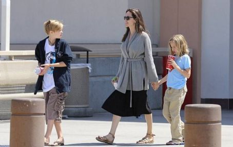 Angelina Jolie walks with daughters in Los Angeles (August 18, 2017)