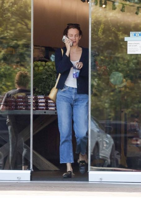 Riley Keough – makes a quick stop for a smoothie at Erewhon Market in Los Angeles