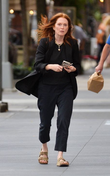 Julianne Moore – Fairlady (December 2021) - FamousFix