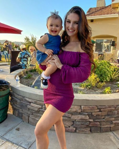 Natalie N. Gibson – Social Media - FamousFix