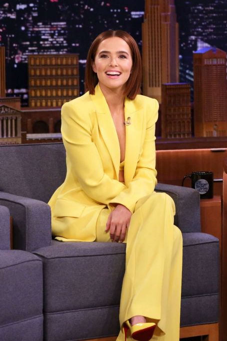 Zoey Deutch – on The Tonight Show Starring Jimmy Fallon in NYC