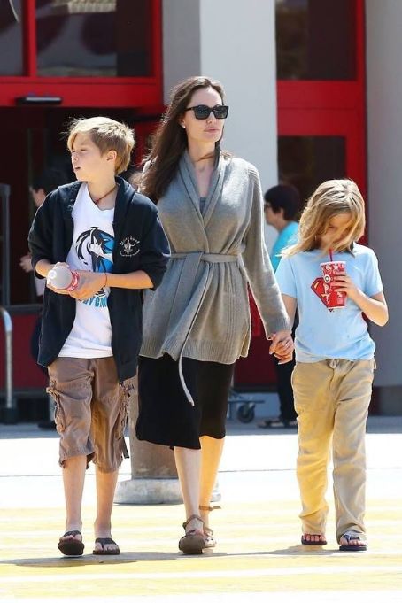 Angelina Jolie walks with daughters in Los Angeles (August 18, 2017)