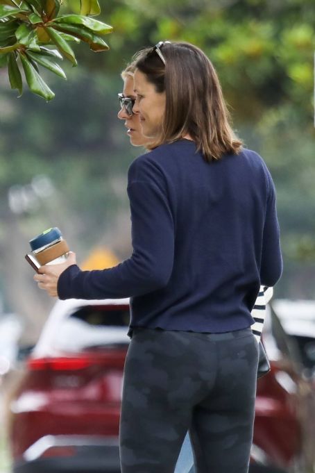 Jennifer Garner – Enjoying her coffee with friends in Santa Monica