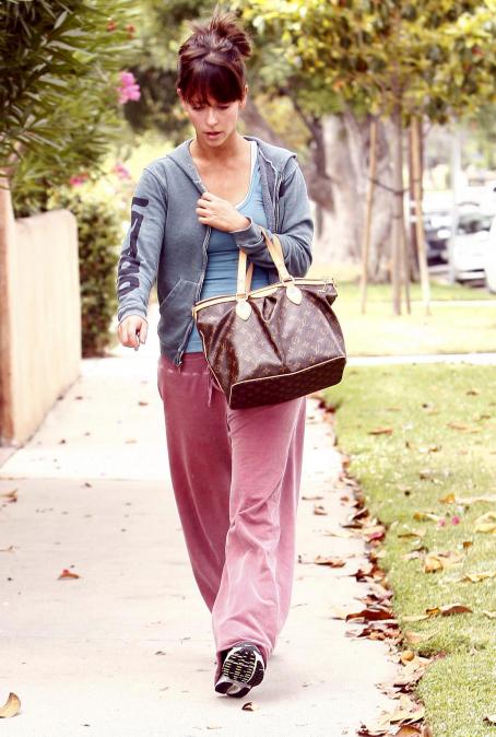 jennifer-love-hewitt-tank-top-sweat-pants-04 - GotCeleb  Jennifer love  hewitt, Celebrity street style, Celebrity look