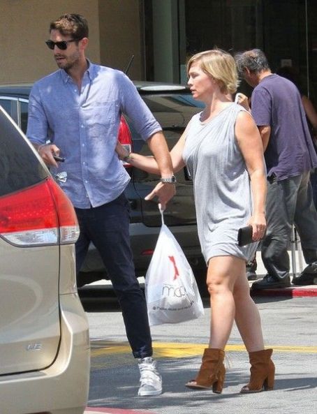 Jennie Garth and husband Dave Abrams g out shopping at Macy's in Los ...