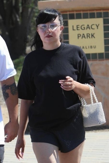 Amanda Bynes – Steps out for a walk in Los Angeles