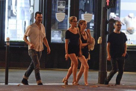 Scarlett Johansson and boyfriend Nate Naylor out at Le Schmuck restaurant in Paris, France (August 19)