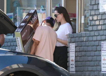 Angelina Jolie – Stops by the pet store with her son Pax in Los Angeles