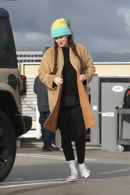 Rumer Willis – Brings her dog to the animal hospital in Los Angeles
