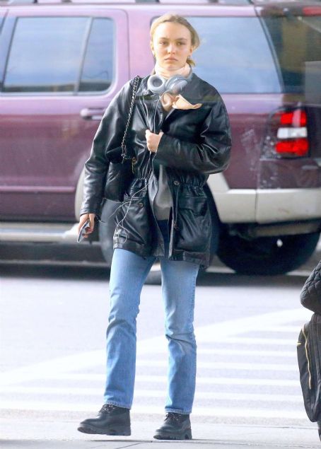 Lily Rose Depp – Outside of JFK airport in New York | Lily-Rose Depp