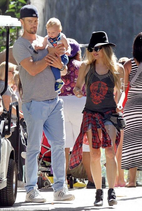 Fergie wears Celine - Los Angeles Zoo June 27, 2014