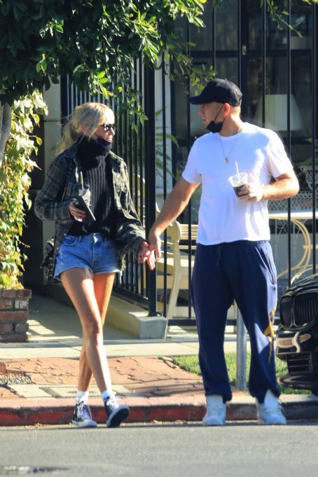 Kimberly Stewart – With boyfriend Jesse Shapira seen holding hands in ...