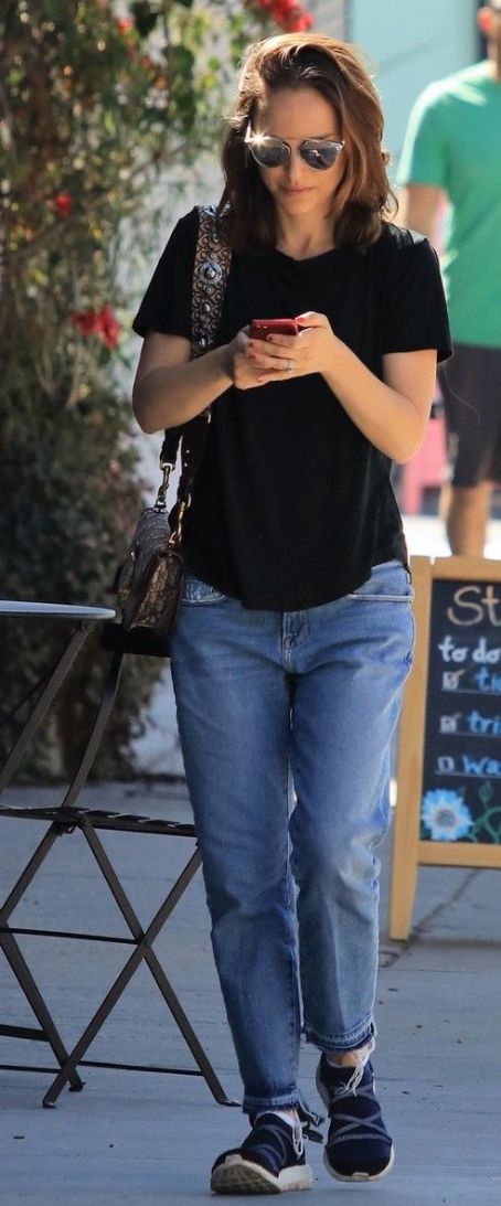 Natalie Portman: chats on the phone while running errands in Sherman Oaks