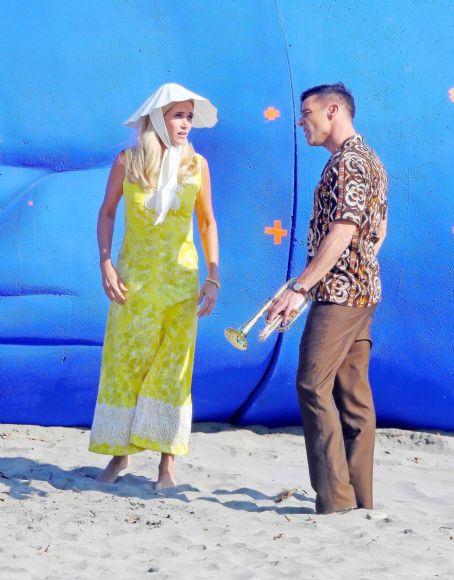 Kristen Wiig – With Ricky Martin filming ‘Mrs. American Pie’ in San Pedro