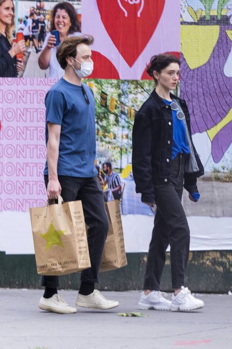 Natalia Dyer – Shopping in New York | Charlie Heaton Picture #109497299