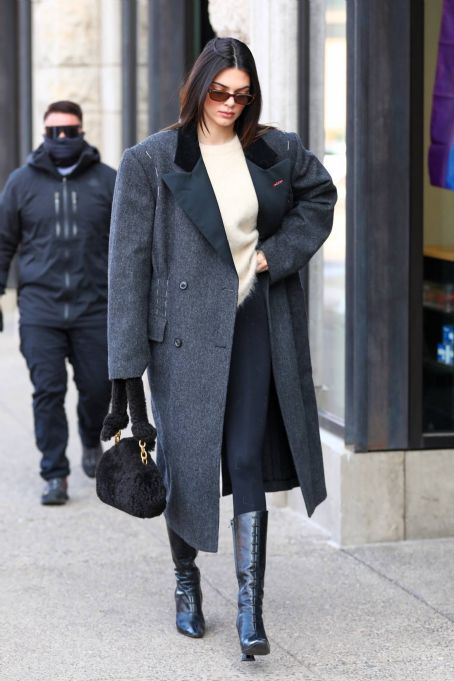 Kendall Jenner – Shopping candids in Aspen