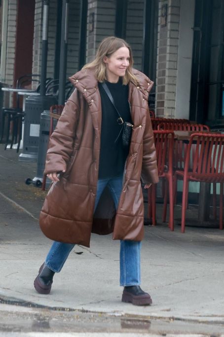 Kristen Bell – Steps out to get lunch in Los Feliz